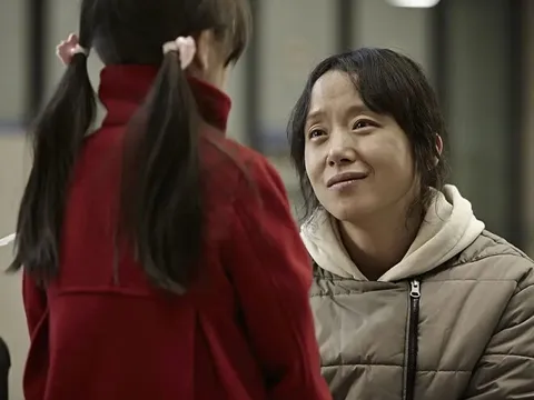 Bố dượng gõ cửa phòng tôi mỗi đêm, vô tình nghe ông và bố ruột nói chuyện, tôi quyết định đổi họ