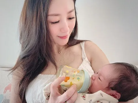 Nữ diễn viên cứ khoe ảnh cho con bú là khiến cư dân mạng thi nhau thắc mắc
