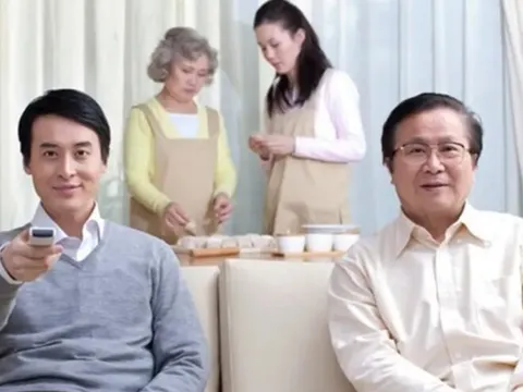 Giúp con trai chăm cháu 3 năm liền, thức ngày cày đêm, ốm không dám nghỉ, mẹ chồng hối hận khi con dâu nói