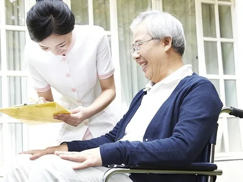 Giúp việc lương 15 triệu/tháng nhưng lười, bí mật tới thăm thấy cảnh cô ấy và bố già, tôi tăng lương