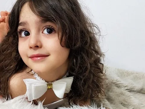 Con gái 5 tuổi mang vẻ đẹp hiếm thấy, rúng động cả thế giới, bố "lo sốt vó" đưa ra quyết định liều lĩnh