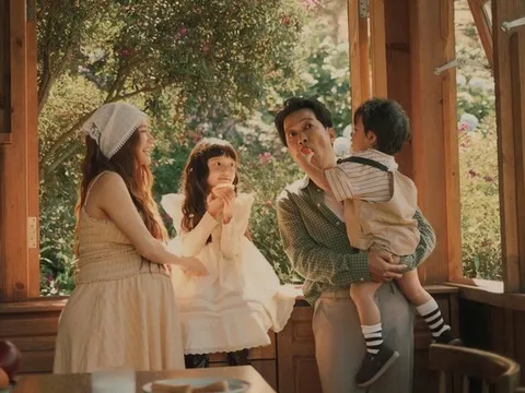 Nhã Phương “khoe” loạt ảnh bế bụng bầu con thứ 3, ái nữ quý tử được khen 1 bé giống mẹ 1 bé giống bố