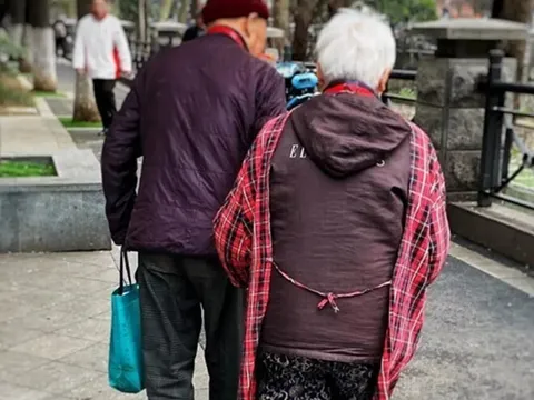 Cứ tưởng đẻ một con là sướng, lúc nghỉ hưu tôi mới ân hận: "Biết thế ngày xưa sinh thêm một đứa nữa"