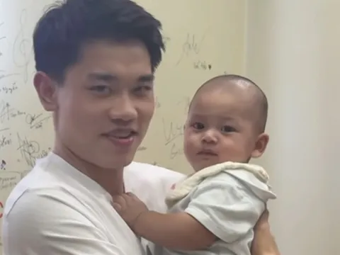 Đình Bắc U23 yêu chiều con trai của mỹ nữ nổi tiếng TP.HCM: Mẹ ruột thừa nhận cậu bé giống y hệt bố