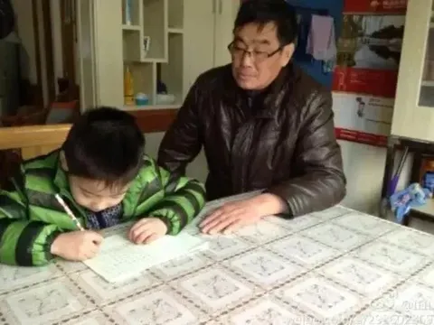 Đứa trẻ đột tử vì học cả ngày lẫn đêm, học thêm năng khiếu vào cuối tuần, bé nói 7 từ với mẹ trước lúc mất