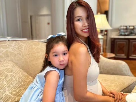 Bị trêu đẻ thuê vì con gái lai Tây càng lớn càng giống bố, siêu mẫu Hà Anh đáp quá chuẩn