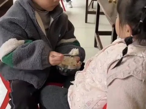 Cô giáo gửi ảnh con trai ở trường, mẹ hốt hoảng vì hành động của bé dành cho bạn gái xinh nhất lớp