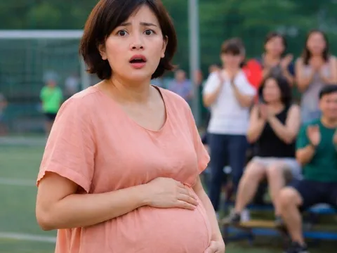 Bế bầu ra sân cổ vũ chồng đá bóng với công ty, thấy cảnh anh được đồng nghiệp giúp mặc đồ tôi muốn xỉu ngang