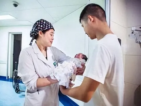 Con sơ sinh chào đời với nhiều lớp vảy trên cơ thể, bố sợ không dám bế liền bị bác sĩ mắng thiếu hiểu biết