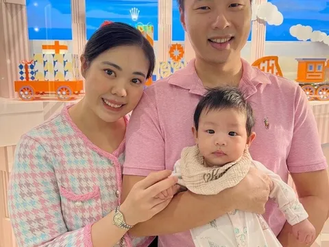 Thấy bình sữa của con có mùi lạ, mẹ xem camera thì rùng mình trước hành động tàn độc của giúp việc