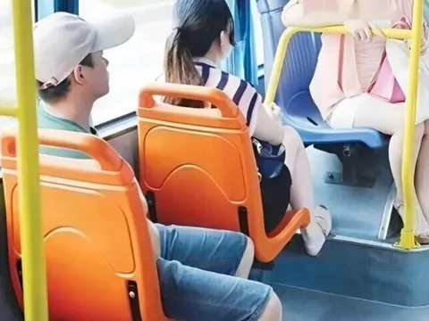 Gái đẹp bị bà cô mắng vì không nhường ghế trên xe buýt, đứa trẻ ở cạnh hỏi đúng 1 câu, bà tái mặt xuống xe