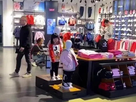 Gần Tết đưa con gái đi trung tâm thương mại mua quần áo mới, ông bố làm lạc đứa trẻ và cái kết điêu đứng