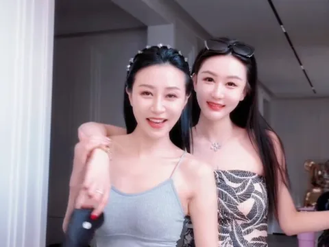 Bà mẹ U50 khiến nhiều người không tin là mẹ của con gái 24 tuổi, chồng xuất hiện khiến ai cũng vỡ òa