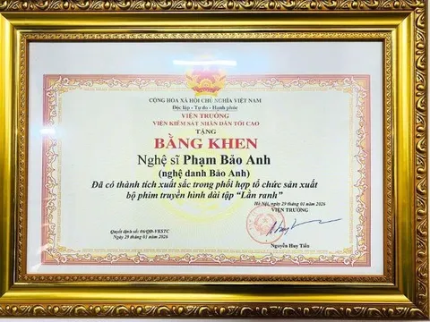 Nam diễn viên phim VTV bị nhầm là công an thật: Được Viện kiểm sát tặng bằng khen, lấy vợ đẹp kém 11 tuổi