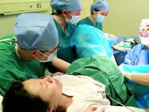 Sản phụ sinh đôi một trai một gái, bác sĩ đang khâu vết mổ thì điếng người phát hiện thêm một thai nhi chuyển động