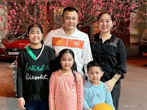 Nữ Thiếu tá đứng sau thành công của Giám đốc Nhà hát chèo Tự Long: "Ngày Tết, anh Long nấu món vợ thích, giành chơi với con”