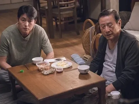 Bố vợ từ quê lên vay 20 triệu sắm Tết mà con rể không cho, chỉ đưa 1 túi quà nhỏ, dặn về nhà hãy mở ra