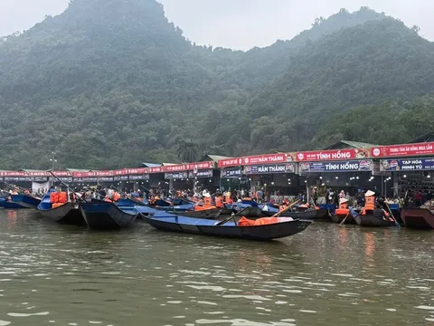 25.000 lượt du khách trẩy hội Chùa Hương 2 ngày đầu năm