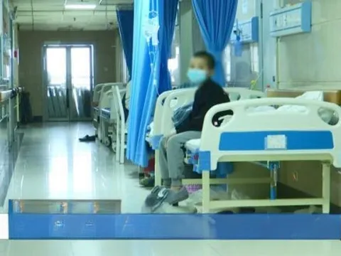 Bé trai bị mẹ ruột “bỏ rơi” tại bệnh viện 1 tháng trời, lúc đến đón con ung dung nói 1 câu khiến nhiều người ngán ngẩm