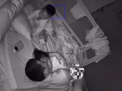 Tưởng con ngủ say, bố mẹ quay sang ôm nhau, hành động của đứa trẻ khiến cả hai xấu hổ