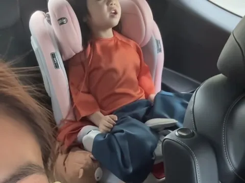 Hai con gái song sinh của Vân Trang ngồi xe hơi tiền tỷ hát múa hút 5 nghìn lượt thích, sống chuẩn tiểu thư