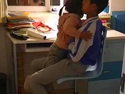 Em gái chạy vào phòng anh trai hơn 13 tuổi sau khi bị mắng, mẹ tan giận ngay khi chứng kiến cảnh tượng ấm áp