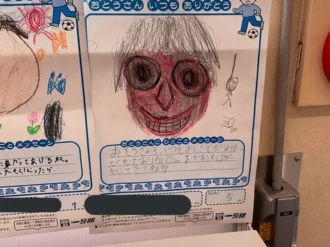 Bé 5 tuổi vẽ tranh tặng bố nhưng ai cũng phát hiện điều bí ẩn ở góc phải, nhìn kỹ thì rùng mình