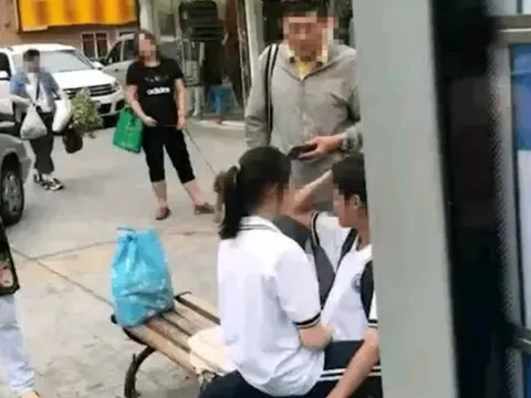Một nam một nữ học sinh có hành động phản cảm ngay trạm xe buýt, người đi đường nói một câu cả hai liền xanh mặt