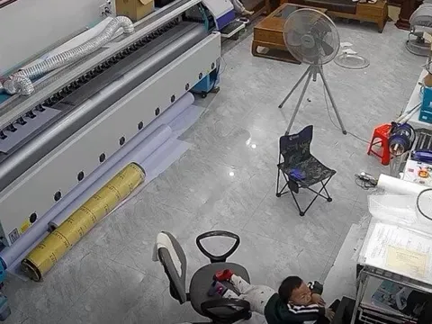 Camera giám sát ghi cảnh chị gái một tay bế em sơ sinh, một tay cứu em trai 3 tuổi thoát nạn khiến phụ huynh Việt tranh luận