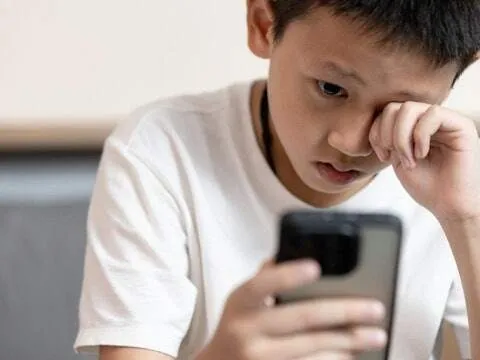 Con trai đang chơi game trên điện thoại bỗng hoảng hốt cầu cứu vì bức ảnh khỏa thân, mẹ lập tức báo cảnh sát