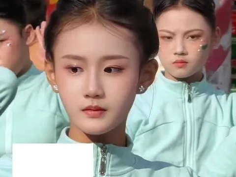 Tham gia biểu diễn văn nghệ ở quê, bé gái lớp 6 nổi tiếng sau 1 đêm vì quá xinh, được ngỏ lời ký hợp đồng 2 tỷ