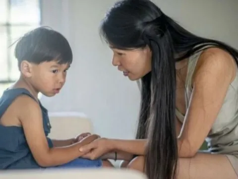 Vợ cũ đến thăm con, thấy em mặc ngược chiếc áo để lộ bí mật cơ thể, tôi quỳ xin tái hôn