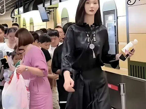 Bố mẹ chiều cao bình thường nhưng sinh con gái cao 2,2m, rất xinh đẹp, cứ ra đường là gia đình lo lắng