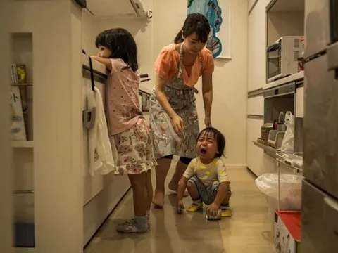 Hết Tết vẫn không thấy con dâu đưa các cháu ra khỏi nhà, bố chồng trách không biết điều và cái kết khó xử