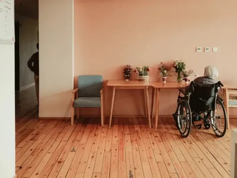 Tiết kiệm tiền để nghỉ hưu an nhàn, hành động của người giúp việc khiến tôi nhận ra: Càng giàu có càng khó sống