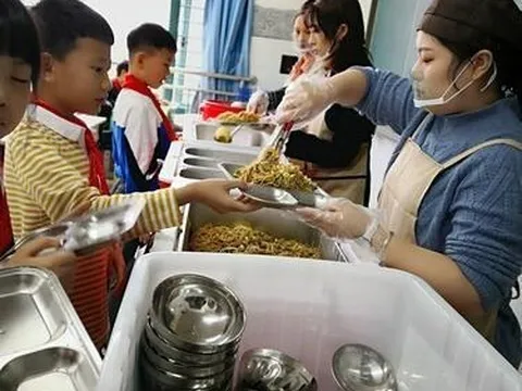 Con luôn miệng khen cơm trưa ở trường ngon, mẹ vô tình kiểm tra cặp sách thấy thứ đồ bé mang về, lập tức kiện hiệu trưởng