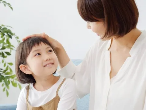 Con gái được khen "Cháu xinh quá", bố mẹ bé nghiêm túc yêu cầu: "Cô phải xin lỗi con gái tôi!"