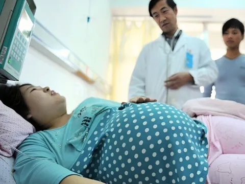 Thấy bụng khó chịu liền vào viện khám, sau ca mổ bác sĩ hãi hùng khi gắp ra vật thể lạ sát bên em bé