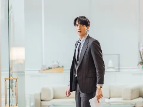 Đi công tác về sớm, tôi thấy trên giường có thêm một người, vừa định bật đèn thì vợ hét toáng lên