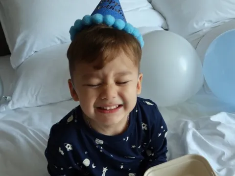 Bùi Tiến Dũng đưa con trai đi thăm gia đình bên ngoại, tối muộn bị nhà vợ Tây thử thách cởi trần tắm sông băng