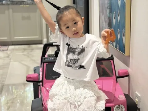 16 tháng tuổi nói tiếng Anh vanh vách, con gái MC nổi tiếng VTV giờ 3 tuổi chuẩn tiểu thư giỏi giang