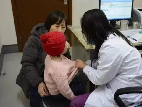 Mỗi lần bố đi công tác về, con gái lại than đau bụng, sau khi khám bác sĩ lắc đầu: "Vợ chồng nên ly hôn đi"