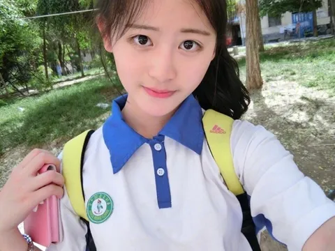 Mỗi ngày đi học, nữ sinh cấp 2 đều bí mật mang quần áo ra con hẻm vắng gần nhà, sự thật khiến mẹ sốc nặng