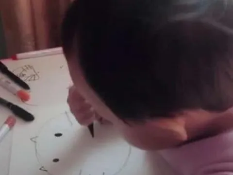 Bức vẽ nguệch ngoạc của bé gái 3 tuổi gây sốt cõi mạng, phụ huynh dụi mắt mấy lần khi thấy nội dung khó tin