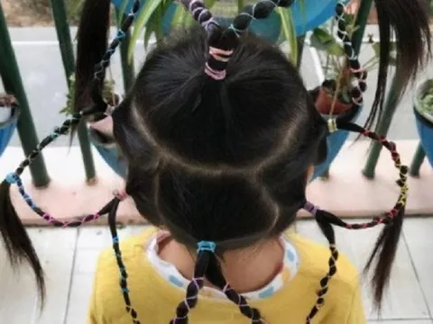 Con gái đi học về mỗi ngày một kiểu tóc nhưng liên tục nói đau đầu, mẹ nhắn tin cho cô giáo thì sốc trước câu trả lời