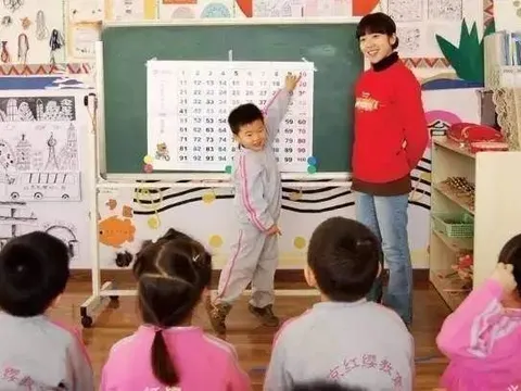 Cô giáo mặc váy ngắn đi dạy bị chụp trộm, mẹ mắng ầm ĩ trong nhóm chat khiến hiệu trưởng phải xin lỗi