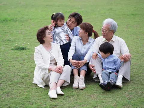 Tuổi già, cô đơn đến đâu cũng đừng sống chung với con cái, vào viện dưỡng lão hay thuê giúp việc vẫn còn hơn