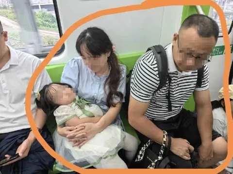 Nhường ghế cho mẹ bỉm trên tàu điện, chàng trai sững sờ khi thấy hành động thân mật của người đàn ông bên cạnh