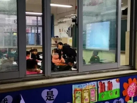 Bé gái 4 tuổi cứ thập thò trước cửa lớp học, mãi không đi vào, hiệu trưởng đau lòng khi biết sự thật