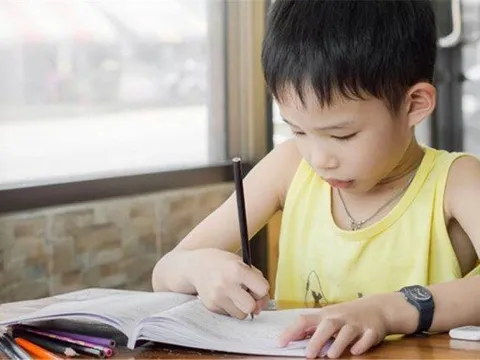 Cô giáo giao bài tập điền câu: "Một túp lều tranh, hai trái tim...", đáp án của học sinh hiếm ai nghĩ ra